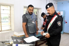 Nhân viên an ninh bỏ phiếu sớm trong cuộc bầu cử Quốc hội tại Baghdad, Iraq ngày 9/11/2025. (Ảnh: THX/TTXVN)