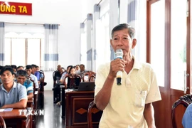 Ngư dân đặt câu hỏi liên quan đến hành vi bị xử lý hình sự trong vi phạm khai thác IUU. (Ảnh: Trung Kiên/TTXVN)