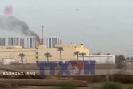 Cột khói bốc lên từ khuôn viên Đại sứ quán Mỹ ở Iraq do trúng tên lửa