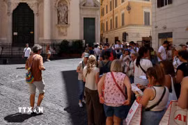 Người dân tránh nắng nóng dưới bóng râm tại Rome, Italy tháng 7/2026. (Ảnh: THX/TTXVN phát) 