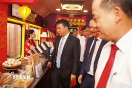 Các đại biểu tham quan, trải nghiệm dịch vụ của đoàn tàu. (Ảnh: Nguyên Lý/TTXVN)