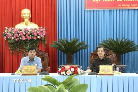 Lãnh đạo hai tỉnh An Giang và Kiên Giang. (Ảnh: Thanh Sang/TTXVN))