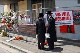 Mọi người tụ tập bên ngoài Nhà thờ Do Thái Adass Israel bị hỏa hoạn tàn phá ở Melbourne, ngày. (Ảnh: AP)