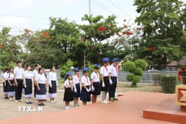 Học sinh trường Hữu nghị Lào-Việt Nam tỉnh Savannakhet dâng hoa tại Khu Di tích lịch sử Chủ tịch Hồ Chí Minh nhân kỷ niệm 135 năm Ngày sinh nhật Bác Hồ. (Ảnh: Xuân Tú/TTXVN) 