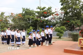 Học sinh trường Hữu nghị Lào-Việt Nam tỉnh Savannakhet dâng hoa tại Khu Di tích lịch sử Chủ tịch Hồ Chí Minh nhân kỷ niệm 135 năm Ngày sinh nhật Bác Hồ. (Ảnh: Xuân Tú/TTXVN) 