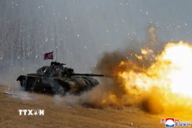 Xe tăng bắn đạn thật trong cuộc tập trận tác chiến đặc biệt của Quân đội Nhân dân Triều Tiên (KPA) tại trại huấn luyện thuộc Quân đoàn Phòng vệ Thủ đô ngày 13/5/2025. (Ảnh: Yonhap/TTXVN)