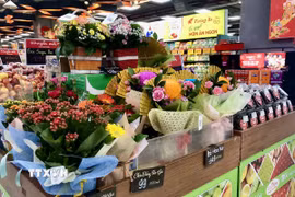Sản phẩm lẵng hoa phục vụ thị trường Lễ Valentine. (Ảnh: Mỹ Phương/TTXVN)