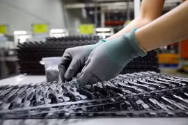 Nhà máy sản xuất Công ty Cap Global trong khu công nghiệp Lương Sơn, là doanh nghiệp 100% vốn đầu tư nước ngoài, chuyên sản xuất cần gạt ôtô cung cấp cho các thị trường xuất khẩu là Hoa Kỳ, châu Âu, Nhật Bản. (Ảnh: Trọng Đạt/TTXVN)