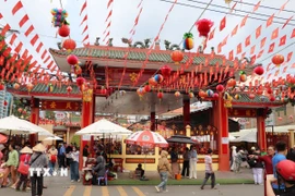 Miếu Bà Thiên Hậu thu hút đông đảo người dân và du khách thập phương. (Ảnh: Huyền Trang/TTXVN)