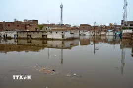 Cảnh ngập lụt sau những trận mưa lớn tại Pakistan. (Ảnh: THX/TTXVN)