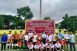 Đại biểu chụp ảnh lưu niệm với học sinh tham dự giải. (Ảnh: Đỗ Bá Thành/TTXVN)