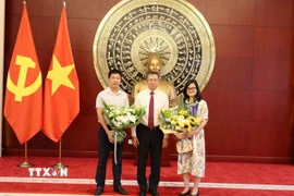 Đại sứ Việt Nam tại Trung Quốc Phạm Thanh Bình tặng hoa chúc mừng 80 năm ngày thành lập TTXVN và VOV. (Ảnh: Quang Hưng/TTXVN)