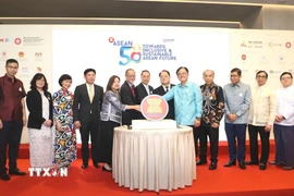Đại diện ban tổ chức và Lãnh sự đoàn ASEAN đã cùng cắt bánh kỷ niệm 58 năm thành lập ASEAN. (Ảnh: Xuân Vịnh/TTXVN)