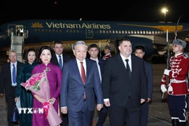 Lễ đón Tổng Bí thư Tô Lâm và Phu nhân tại sân bay quốc tế Sofia. (Ảnh: Thống Nhất/TTXVN)