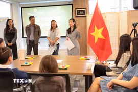 Cô giáo Nguyễn Phương Chung, giảng viên Khoa Ngôn ngữ, Đại học Columbia (bên phải) phát biểu tại buổi khai giảng lớp học. (Ảnh: Lê Hoàng/Mỹ)