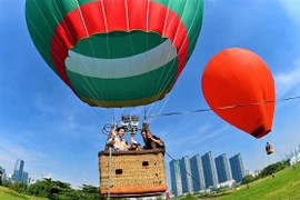 Đến Cần Giờ Tết này, du khách được trải nghiệm bay khinh khí cầu miễn phí, ngắm toàn cảnh rừng ngập mặn Cần Giờ và biển xanh mênh mông. (Nguồn: Vietnam+)