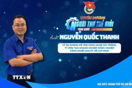 Anh Nguyễn Quốc Thanh, kỹ sư Phòng Hỗ trợ công nghệ cây trồng, Trung tâm Ươm tạo doanh nghiệp nông nghiệp công nghệ cao (thuộc Ban Quản lý Khu nông nghiệp công nghệ cao Thành phố Hồ Chí Minh). (Ảnh: TTXVN phát)