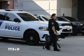 Cảnh sát thuộc Bộ An ninh Nội địa Mỹ làm nhiệm vụ tại Los Angeles, bang California ngày 15/12/2025. (Ảnh: THX/TTXVN)