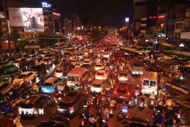 Sau ngập úng, người dân Thủ đô chật vật về nhà trong cảnh ùn tắc giao thông