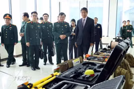 Thượng tướng Hoàng Xuân Chiến, Ủy viên Trung ương Đảng, Thứ trưởng Bộ Quốc phòng, Trưởng Cơ quan Thường trực Ban chỉ đạo Quốc gia khắc phục hậu quả bom mìn và chất độc hóa học sau chiến tranh ở Việt Nam (Ban Chỉ đạo 701) với các đại biểu Việt Nam và Nhật Bản tham quan các mô hình các loại đạn. (Ảnh: An Đăng/TTXVN)