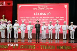 Trao Quyết định của Giám đốc Công an tỉnh điều động các Trưởng Công an huyện, thành phố đến nhận công tác tại các phòng nghiệp vụ Công an tỉnh và điều động, luân chuyển một số lãnh đạo phòng nghiệp vụ với nhau. (Ảnh: Văn Đạt/TTXVN)