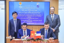 Đại diện Cục Hàng không Việt Nam và Tổng cục Hàng không dân dụng Pháp ký văn kiện hợp tác. (Ảnh: Diệp Anh/TTXVN) 