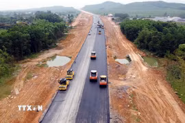 Thi công dự án thành phần Vạn Ninh-Cam Lộ. (Ảnh: Tá Chuyên/TTXVN)