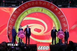 Phó Thủ tướng chính phủ Mai Văn Chính dự lễ khánh thành nhà máy Lego tại Bình Dương. (Ảnh: Văn Hướng/TTXVN)