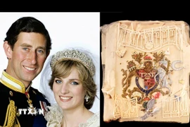 Một lát bánh ngọt trong đám cưới của Thái tử Charles và Công nương Diana Spencer (năm 1981) đã được mua lại với giá 1.850 bảng Anh (hơn 2.500 USD) trong cuộc đấu giá do nhà đấu giá Dominic Winter Auctioneers (Anh) tổ chức ngày 11/8/2021 - kèm theo lời cảnh báo "không nên ăn." (Ảnh: AP/ TTXVN)