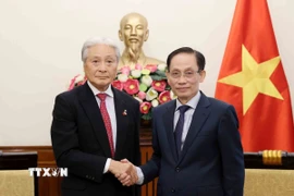 Bộ trưởng Ngoại giao Lê Hoài Trung tiếp Thống đốc tỉnh Tochigi (Nhật Bản) Fukuda Tomikazu. (Ảnh: An Đăng/TTXVN) 