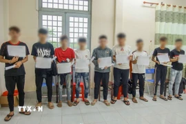 Các đối tượng trong nhóm của Đ.H.K tại cơ quan Công an. (Ảnh: TTXVN phát)