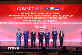 Phó Thủ tướng Bùi Thanh Sơn với trưởng đoàn các nước tham dự hội nghị. (Ảnh: An Đăng/TTXVN) 