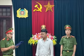 Cơ quan chức năng đọc lệnh bắt tạm giam đối với Hồ Văn Dũng. (Ảnh: Công an cung cấp) 