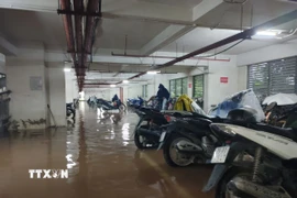 Tầng 1 để xe máy ở chung cư Ecohome 1 (phường Đông Ngạc) bị ngập. (Ảnh: Nguyễn Cúc/TTXVN) 