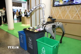 Robot tự gom và phân loại rác mang tên Em bé xanh. (Ảnh: Xuân Vịnh/TTXVN)
