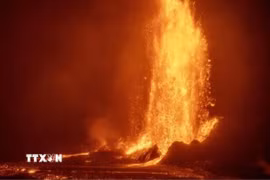 Dung nham phun trào từ núi lửa Kilauea tại Hawaii, Mỹ. (Ảnh: Getty Images/TTXVN)