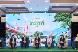 Các chuyên gia hàng đầu trong và ngoài nước cùng thảo luận về những giải pháp bảo vệ môi trường không khí. (Ảnh: Vietnam+)