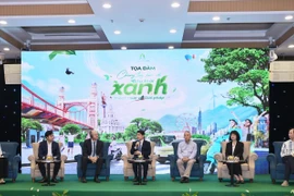 Các chuyên gia hàng đầu trong và ngoài nước cùng thảo luận về những giải pháp bảo vệ môi trường không khí. (Ảnh: Vietnam+)