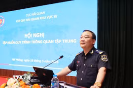 Chi cục trưởng Chi cục Hải quan khu vực III Trần Mạnh Cường phát biểu tại hội nghị. (Ảnh: Mạnh Tú/TTXVN)