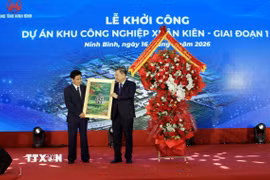 Phó Thủ tướng Thường trực Chính phủ Phạm Gia Túc chúc mừng Công ty Cổ phần tập đoàn GLB Group. (Ảnh: Thái Thuần/TTXVN)