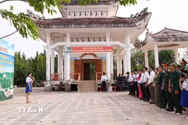 Quang cảnh lễ dâng hương, dâng hoa tại xã Đất Mũi. (Ảnh: Tuấn Phi/TTXVN)
