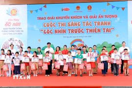 Ban Tổ chức trao giải cuộc thi sáng tác tranh "Góc nhìn trước thiên tai." (Ảnh: Trần Trang/TTXVN) 