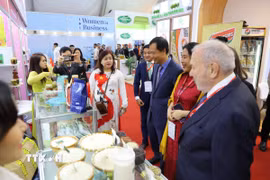 Đại sứ Nguyễn Nam Dương và đại diện nhà tổ chức Triển lãm Food Africa 2025 tham quan Cụm gian hàng nông sản của doanh nghiệp Thành phố Hồ Chí Minh. (Ảnh: Nguyễn Trường/TTXVN)