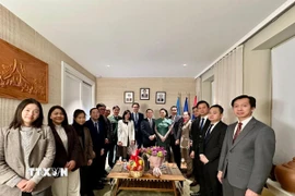 Không khí hữu nghị, thắm tình đồng chí, anh em giữa các cơ quan đại diện Việt Nam và Lào tại Liên hợp quốc. (Ảnh: TTXVN phát) 