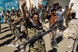 Các tay súng Houthi mới được tuyển tham gia diễu hành tại Sanaa, Yemen. (Ảnh: Getty Images/TTXVN)