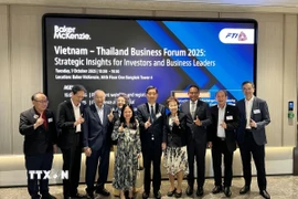 Đại sứ Phạm Việt Hùng (giữa) cùng đại diện Ban tổ chức và đại biểu tham dự Diễn đàn. (Ảnh: Đỗ Sinh/TTXVN) 