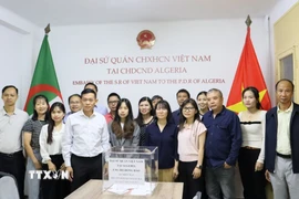 Các cán bộ, nhân viên Đại sứ quán Việt Nam tại Algeria quyên góp ủng hộ đồng bào bị bão lụt trong nước. (Ảnh: Mạnh Hùng/Algeria) 