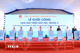 Ban tổ chức tiến hành nghi thức bấm nút khởi công Dự án Nhà máy Điện gió Sóc Trăng 4. (Ảnh: Trung Kiên/TTXVN)