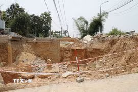 Mặt bằng ngổn ngang tại dự án nâng cấp, cải tạo quốc lộ 14B. (Ảnh: Quốc Dũng/TTXVN)