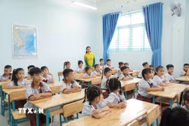 Niềm vui của cô và trò Trường Tiểu học Trần Đại Nghĩa (phường Bình Hưng Hoà) khi học trong ngôi trường mới khang trang. (Ảnh: Thu Hoài/TTXVN)